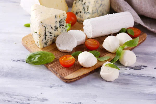 Différents fromages savoureux, sur table en bois — Photo