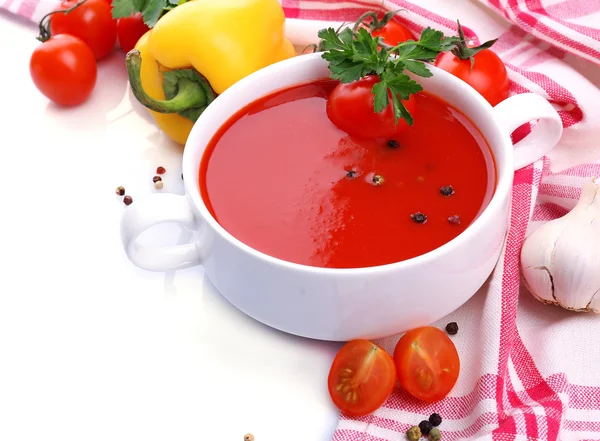 Gustosa zuppa di pomodoro e verdure, isolata su bianco — Foto Stock