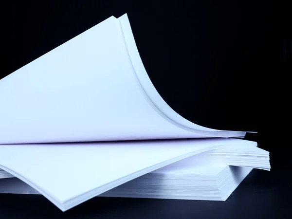 White paper on black background close-up — Stock Photo, Image