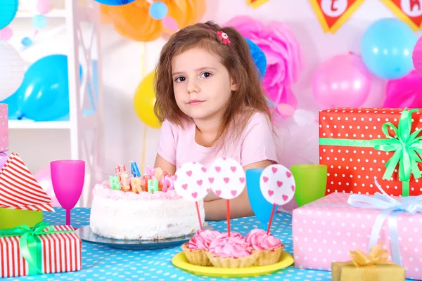 Menina bonita comemorar seu aniversário — Fotografia de Stock