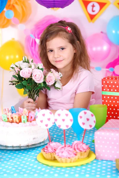 Menina bonita comemorar seu aniversário — Fotografia de Stock