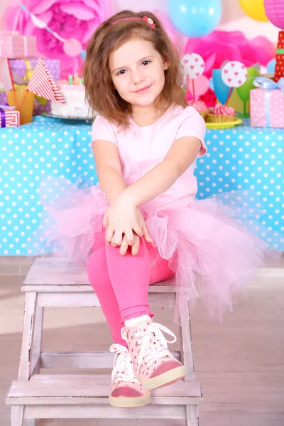 Hübsches kleines Mädchen feiert Geburtstag — Stockfoto