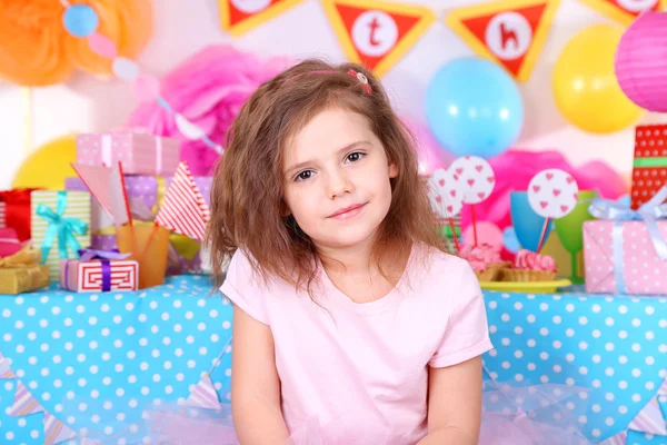 Hübsches kleines Mädchen feiert Geburtstag — Stockfoto