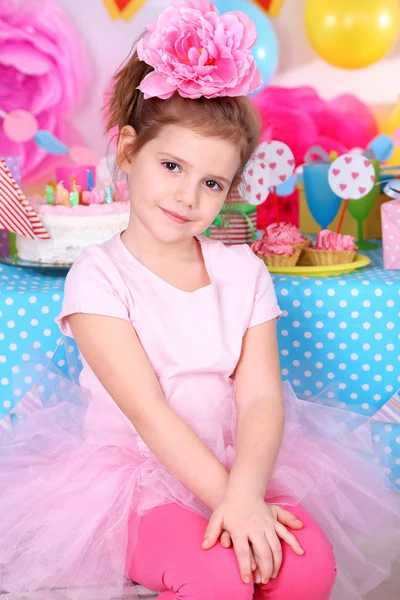 Menina bonita comemorar seu aniversário — Fotografia de Stock