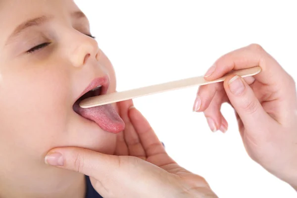 Ragazzina al medico primo piano — Foto Stock