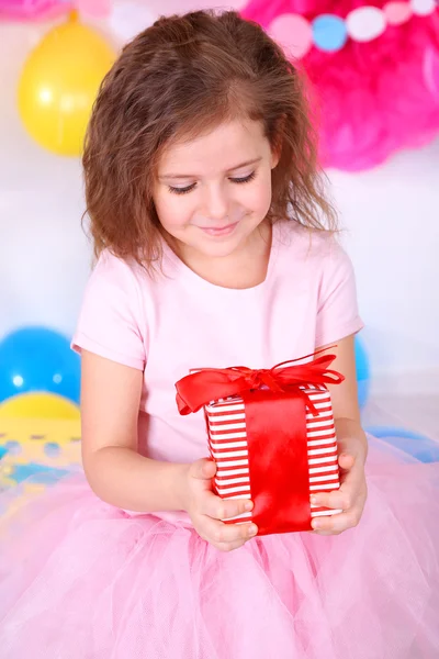 Menina bonita com presente comemorar seu aniversário — Fotografia de Stock