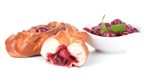 Vers gebakken pasteitjes met cherry geïsoleerd op wit — Stockfoto