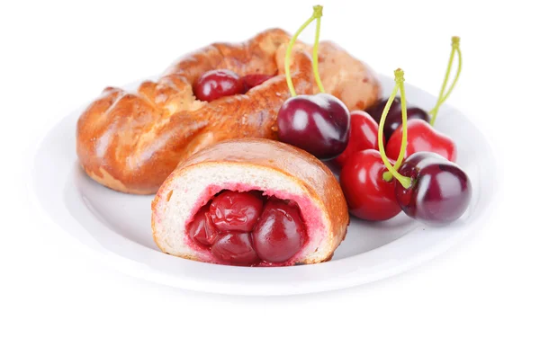 Pasteles recién horneados con cereza aislada en blanco — Foto de Stock