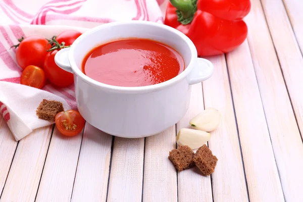 Sabrosa sopa de tomate y verduras en la mesa de madera — Foto de Stock