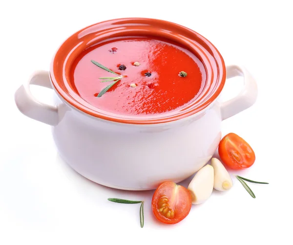 Smakelijke tomatensoep en groenten, geïsoleerd op wit — Stockfoto