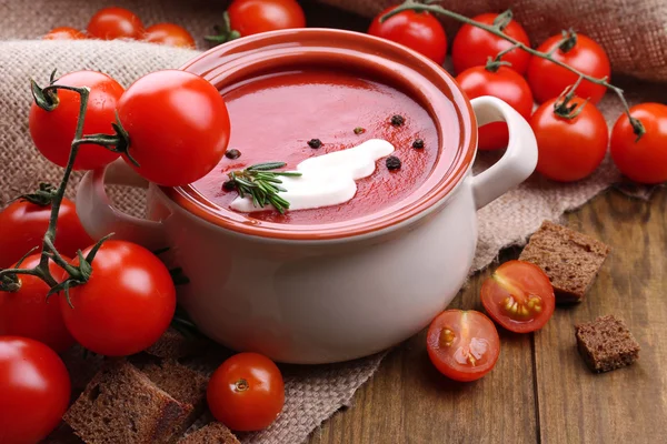 Smakelijke tomatensoep op houten tafel — Stockfoto