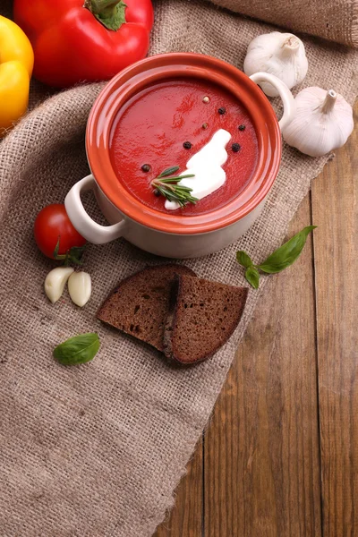 Sabrosa sopa de tomate y verduras en la mesa de madera —  Fotos de Stock