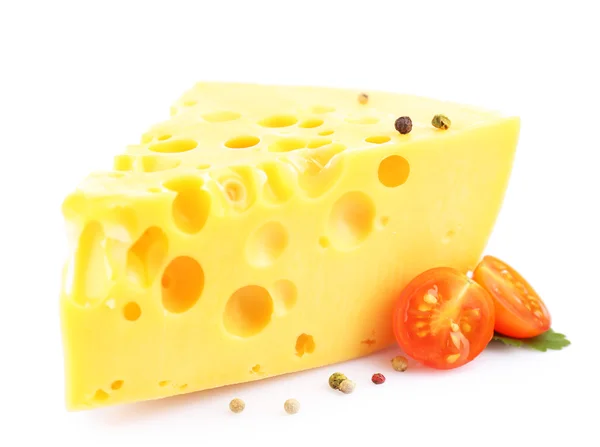 Кусок сыра и помидоров, изолированный на белом — стоковое фото