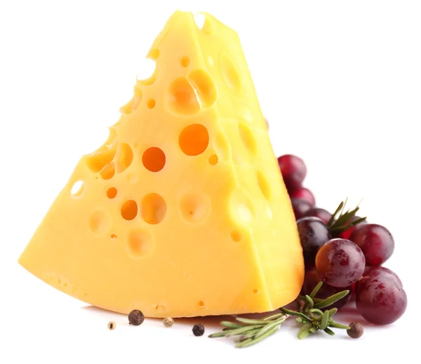 Кусок сыра с виноградом и розмарином, изолированный на белом — стоковое фото
