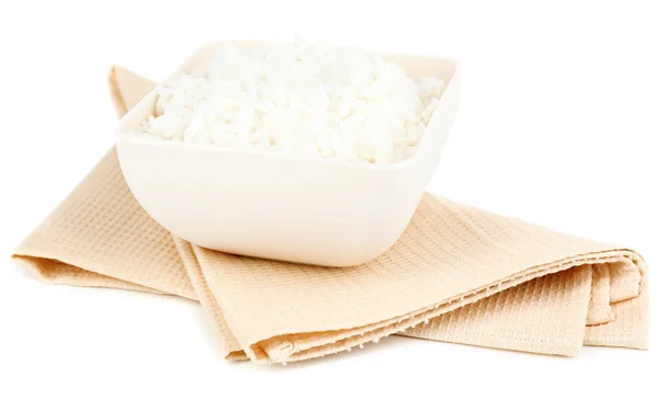 在孤立的白色衬底上的餐巾纸上碗米饭 — 图库照片