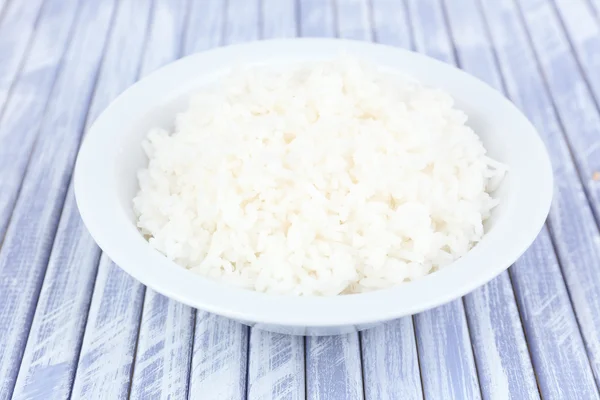 Варений рис у мисці на дерев'яному фоні — стокове фото