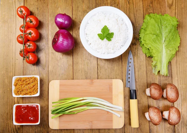 Verschillende producten op keuken tabel close-up — Stockfoto