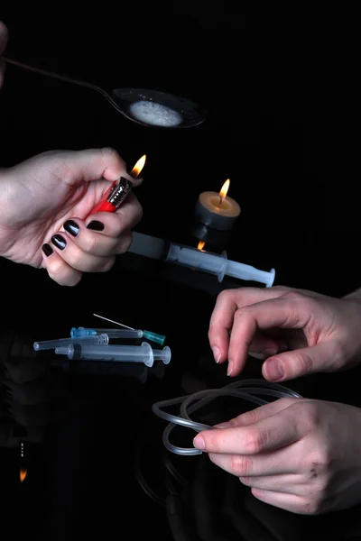 黒の背景に注射器で薬物中毒者 — ストック写真