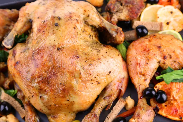 Ganze gebratene Hühnchen mit Gemüse auf Tablett, Nahaufnahme — Stockfoto