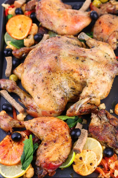 Whole roasted chicken with vegetables on tray, close-up — Stock Photo, Image