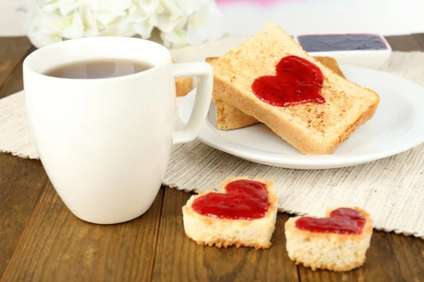 Výborný toast s marmeládou a čaj na tabulka detail — Stock fotografie