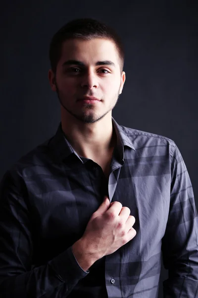 Guapo joven sobre fondo oscuro —  Fotos de Stock