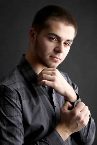 Guapo joven sobre fondo oscuro —  Fotos de Stock