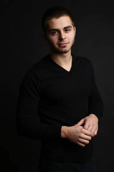 Guapo joven sobre fondo oscuro — Foto de Stock