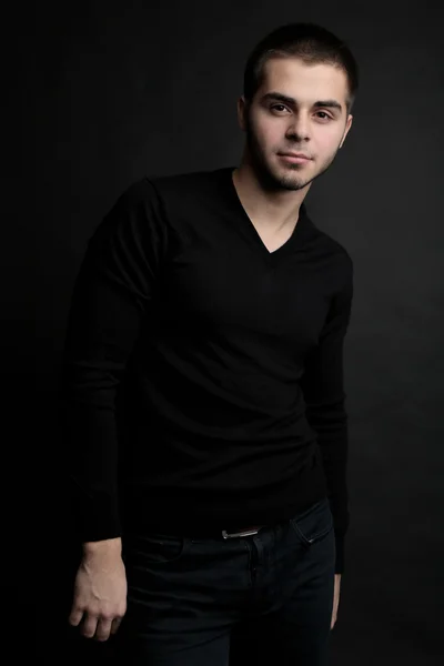 Guapo joven sobre fondo oscuro —  Fotos de Stock