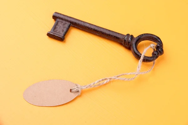 Key with empty tag, on color  background — Stock Photo, Image