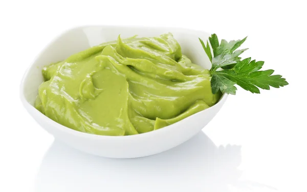 Färsk guacamole i skål isolerad på vit — Stockfoto