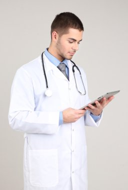 klasör, gri arka plan üzerinde duran erkek doktor