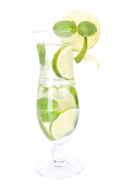 limon ve nane üzerinde beyaz izole kokteyl bardak