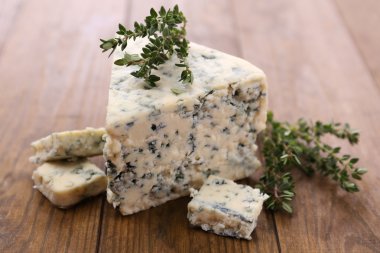 lezzetli mavi peynir ile kekik, ahşap tablo