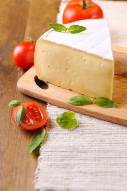 lezzetli peyniri peynir domates ve fesleğen, ahşap tablo