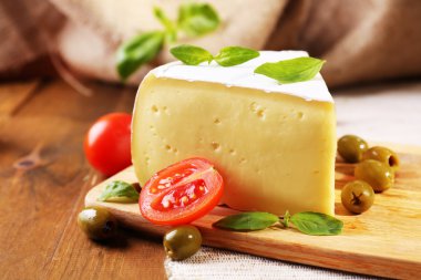 lezzetli camembert peyniri domates, zeytin ve fesleğen, ahşap tablo