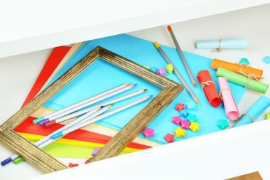 renkli kağıt açık çekmece içinde yakın çekim 