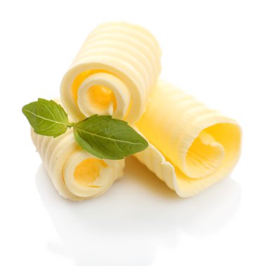 taze tereyağı üzerine beyaz izole Fesleğenli bukleler