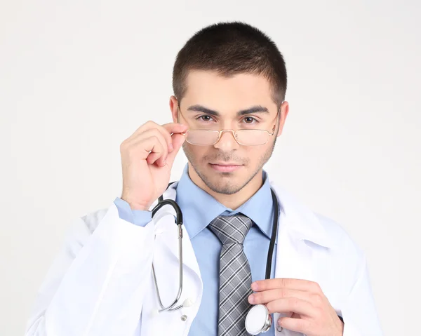 Doctor masculino aislado sobre fondo blanco —  Fotos de Stock