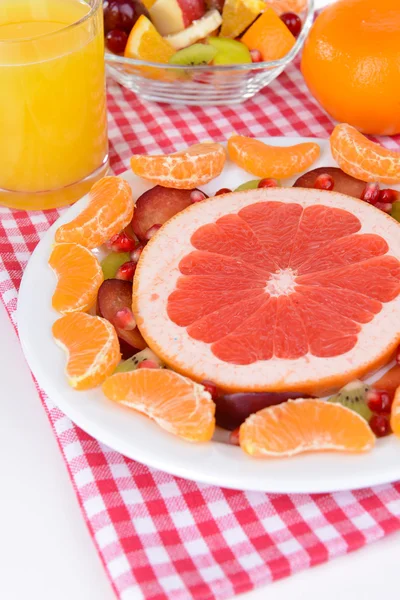 Frutas frescas doces no prato na mesa close-up — Fotografia de Stock