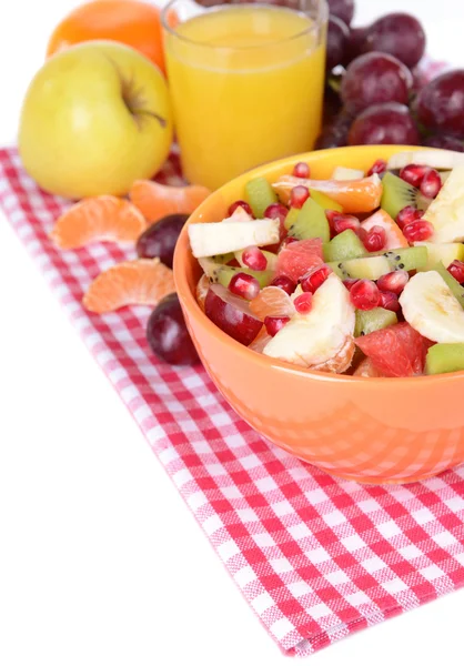 Свежие фрукты в миске на столе крупным планом — стоковое фото