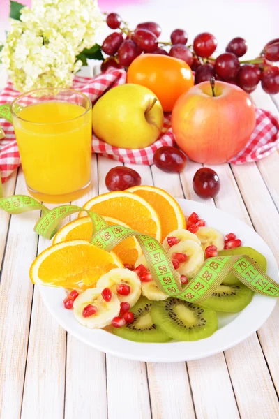 Frutas frescas dulces en el plato en primer plano de la mesa — Foto de Stock