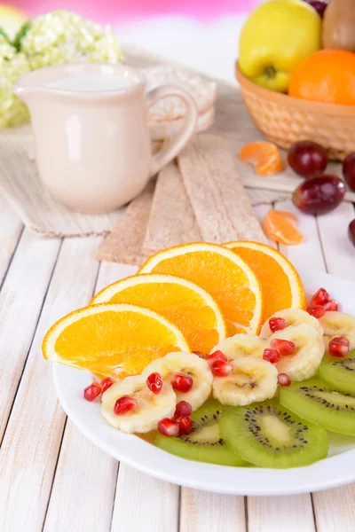 クローズ アップ テーブル上プレート上の甘いの新鮮な果物 — ストック写真