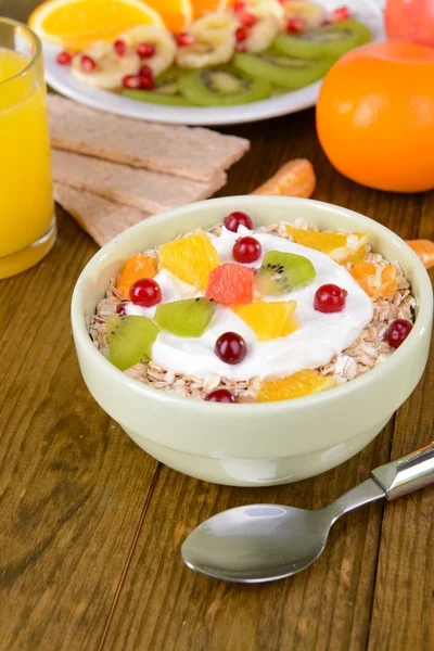 Delicious oatmeal with fruit in bowl on table close-up — Stock Photo, Image