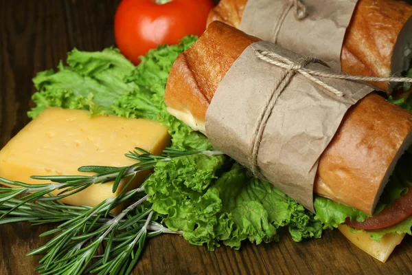 Sanduíche fresco e saboroso de perto — Fotografia de Stock