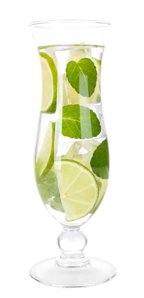 Cocktail med lime och mynta isolerade på vitt glas — Stockfoto