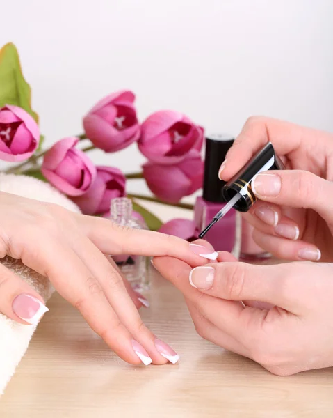 Proces manicure kosmetyczny z bliska — Zdjęcie stockowe