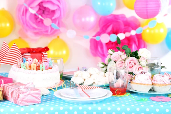 Festive table setting for birthday on celebratory decorations — Stock Photo, Image