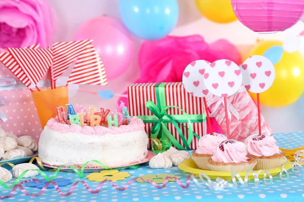 Festive table setting for birthday on celebratory decorations — Stock Photo, Image