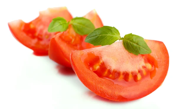 Skivor av färska tomater med basilika, isolerad på vit — Stockfoto